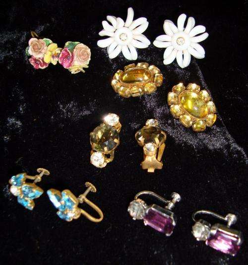 VINTAGE CLIP ON EARINGS